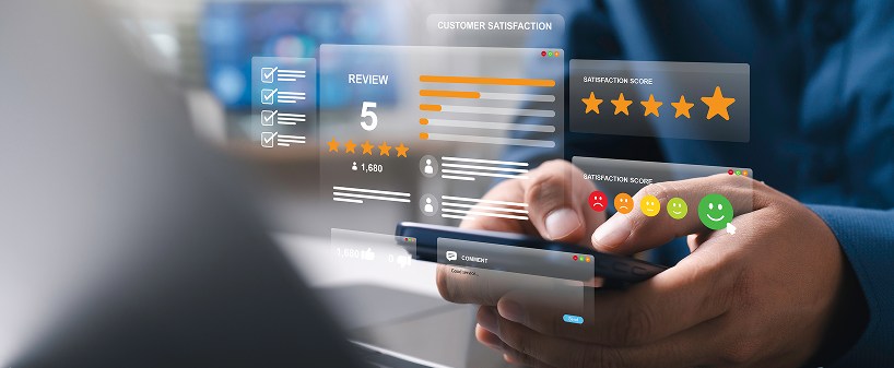 Smartphone affichant des avis clients et notes de satisfaction en ligne