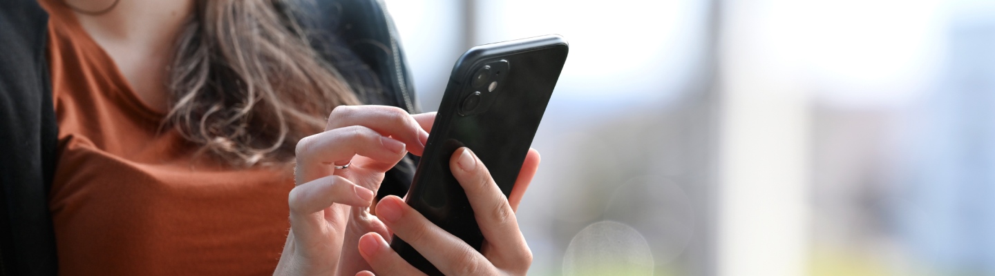 Utilisation d’un smartphone pour contacter un professionnel