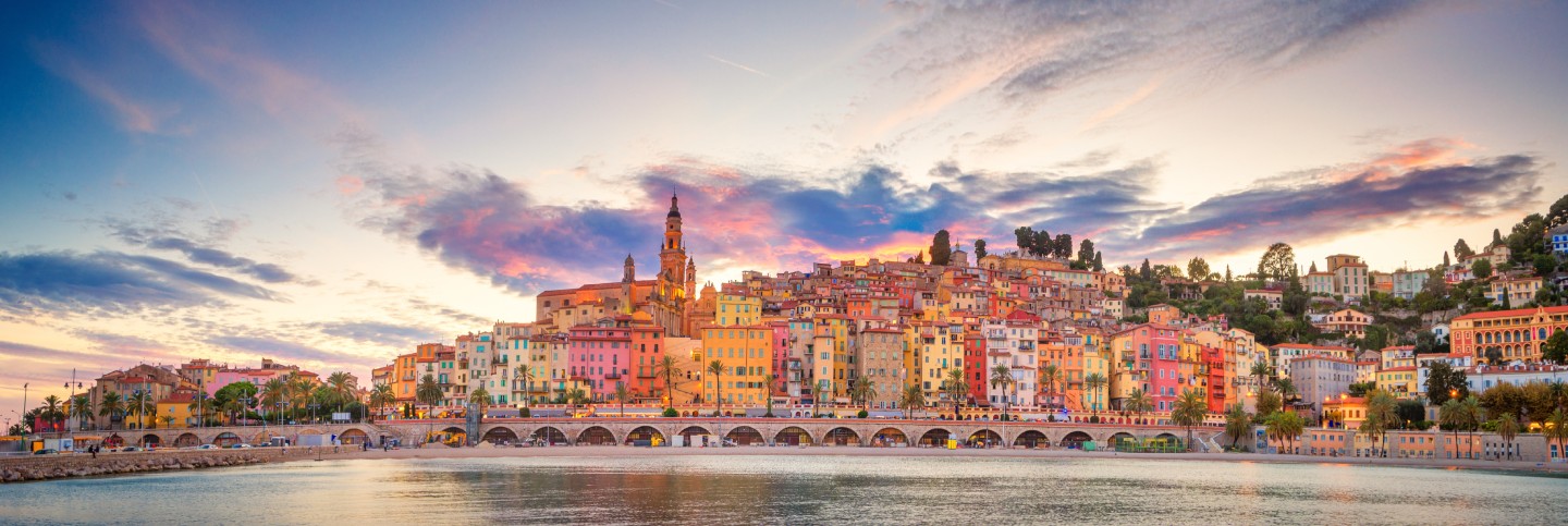 Vue panoramique d’une ville côtière colorée au bord de la mer