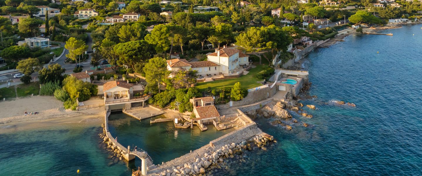 Propriété en bord de mer avec villa, piscine, plage privée et vue panoramique sur l’océan