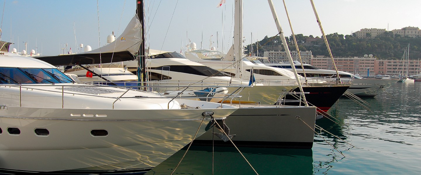 Port de plaisance avec yachts de luxe et bateaux amarrés en bord de mer