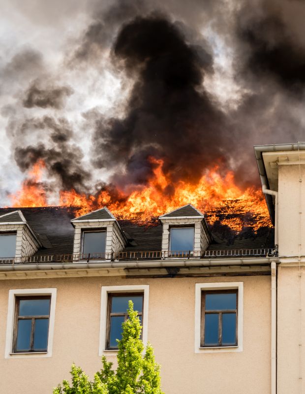 Illustration d’un bâtiment avec icônes de contrôle technique et indicateurs énergétiques internes