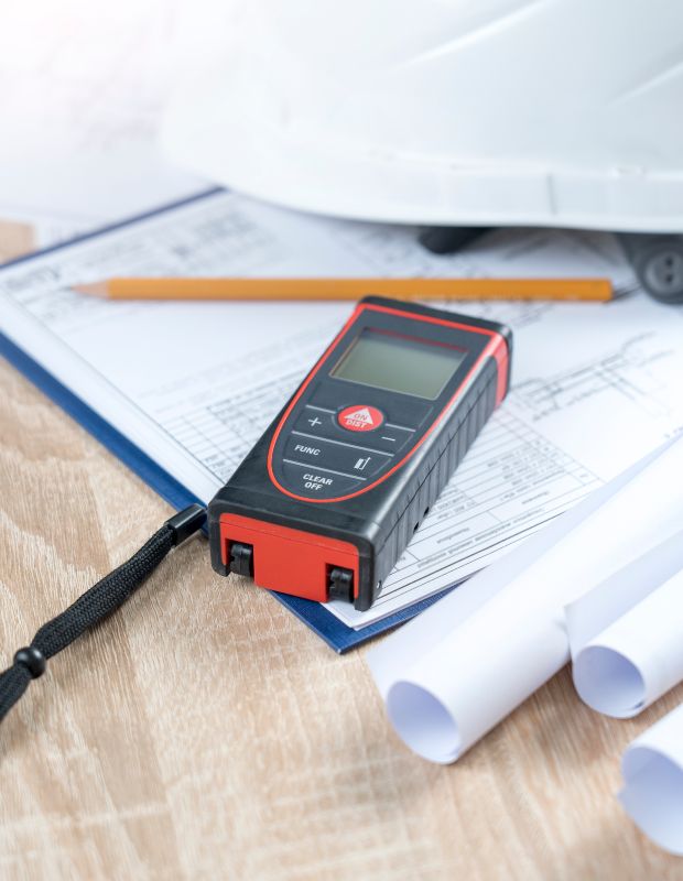 Illustration d’un bâtiment avec icônes de contrôle technique et indicateurs énergétiques internes
